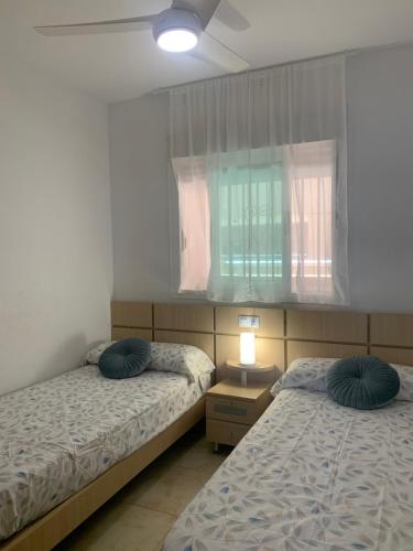 Ένα ή περισσότερα κρεβάτια σε δωμάτιο στο Apartamento con vistas al mar y montaña