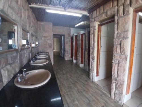 Ένα μπάνιο στο Island Vibe Backpackers Jeffreys Bay