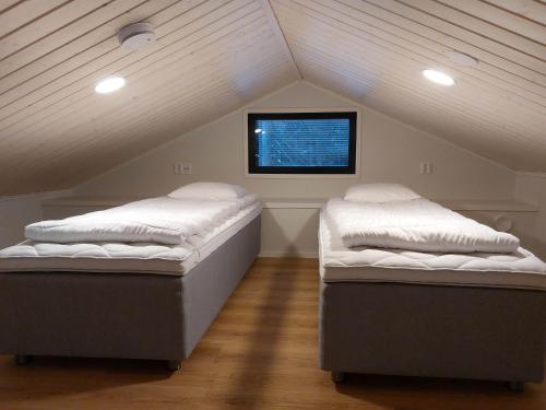 2 letti in una camera mansardata con TV di Saarimaja a Syöte