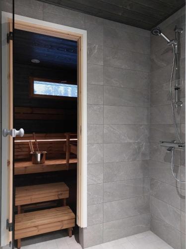 a bathroom with a shower and a sink at Saarimaja in Syöte