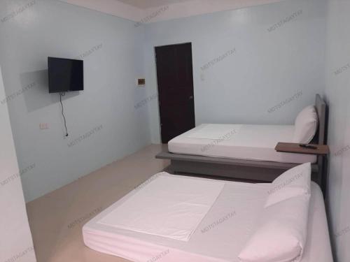 En eller flere senge i et værelse på MD's Transient and Staycation Tagaytay