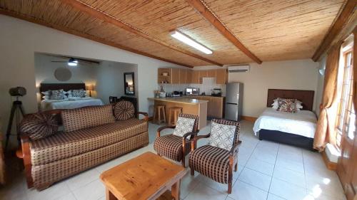 Kuchyň nebo kuchyňský kout v ubytování Nagenoeg Guest House