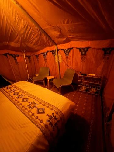 Postel nebo postele na pokoji v ubytování Desert Soul Camp Bidiyah