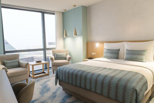 Postel nebo postele na pokoji v ubytování Symphony Style Hotel Kuwait