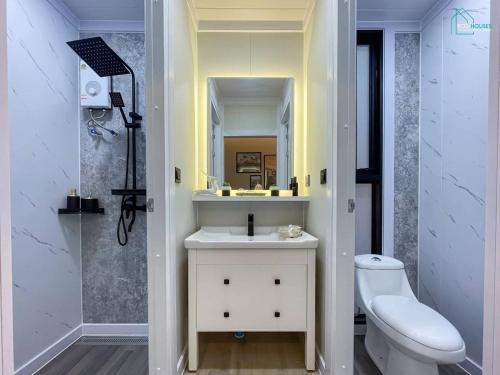 a bathroom with a sink and a toilet and a mirror at rimbaymangrove resort in Ban Khlong Tamru