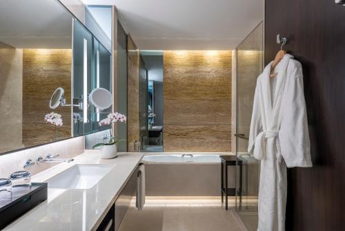 حياة ريجنسي شنغهاي غلوبال هاربور في شانغهاي: حمام مزود بحوض استحمام ومغسلة ومرآة