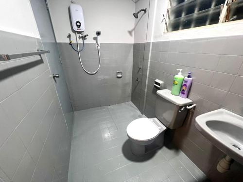 Koupelna v ubytování Family House Sunway 4BR Walk to Lagoon Pyramid University