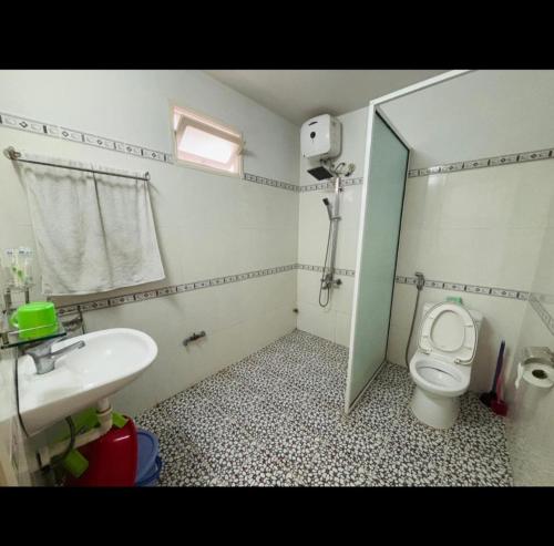 a small bathroom with a toilet and a sink at De Vong Riverside Homestay in Hoi An