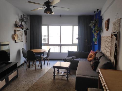 Homey beach apartment in authentic El Palo
