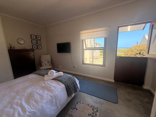 Postel nebo postele na pokoji v ubytování Teal Tides