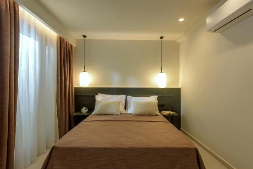 een slaapkamer met een groot bed met twee kussens bij Mavili Urban Elegance in Bendevís