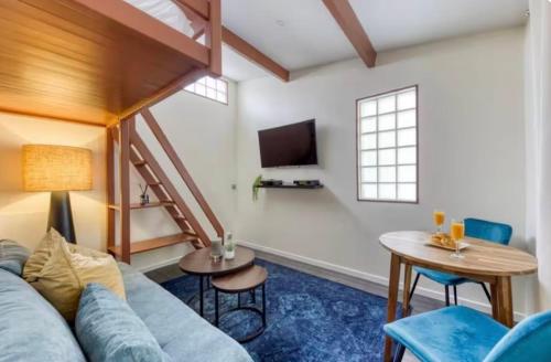 een woonkamer met een bank en een tafel bij Studio Cosy RerA bord de Marne in Nogent-sur-Marne