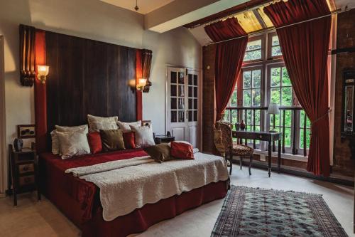 Un dormitorio con una cama con un gato acostado en ella. en Ranjit's Svaasa Amritsar, en Amritsar