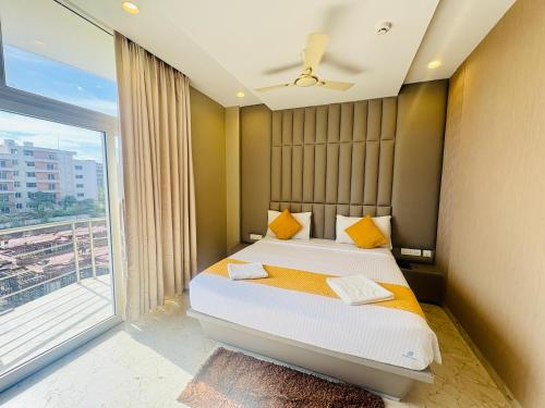 Postel nebo postele na pokoji v ubytování Hotel Suites Near Jagannath Temple #Sea Beach # Restaurant - Lift And Parking Facilities - Fully Air Condition All Luxuary Rooms With Attached-Balcony - Best Luxuary Hotel In Puri