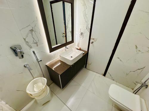 Koupelna v ubytování Hotel Suites Near Jagannath Temple #Sea Beach # Restaurant - Lift And Parking Facilities - Fully Air Condition All Luxuary Rooms With Attached-Balcony - Best Luxuary Hotel In Puri