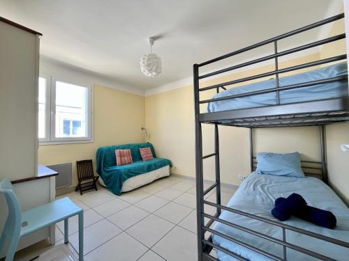 a bedroom with a bunk bed and a couch at Palhawai - Appartement 2 chambres avec terrasse, parking et vue mer panoramique in Palavas-les-Flots