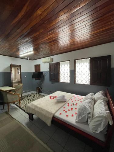 Un dormitorio con una cama y un escritorio. en Couba Club, en Douala