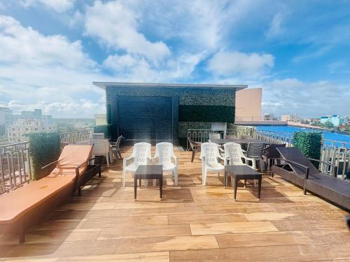 Balkón nebo terasa v ubytování Hotel Suites Near Jagannath Temple #Sea Beach # Restaurant - Lift And Parking Facilities - Fully Air Condition All Luxuary Rooms With Attached-Balcony - Best Luxuary Hotel In Puri