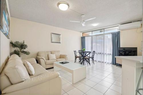 Et opholdsområde på Budget Unrenovated Beachside Resort Style Complex Sandcastles 222