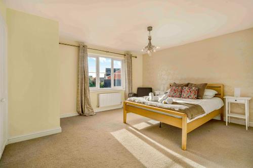 En eller flere senge i et værelse på Spacious 4 Bedroom Warrington House with Free Parking Perfect for Contractors, Families and Business Guests