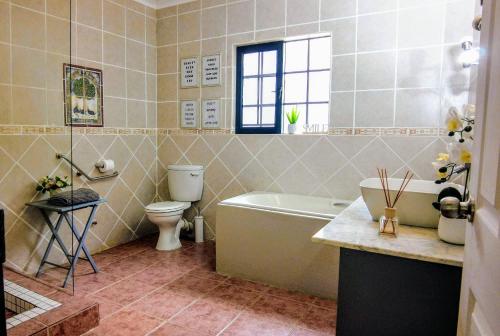 Ένα μπάνιο στο Tswenyane Kruger Riverview Apartments