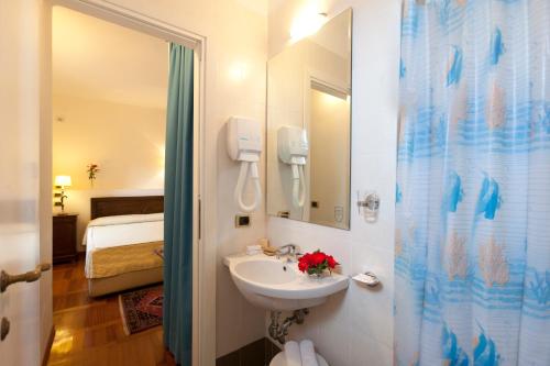 A bathroom at Hotel Scilla