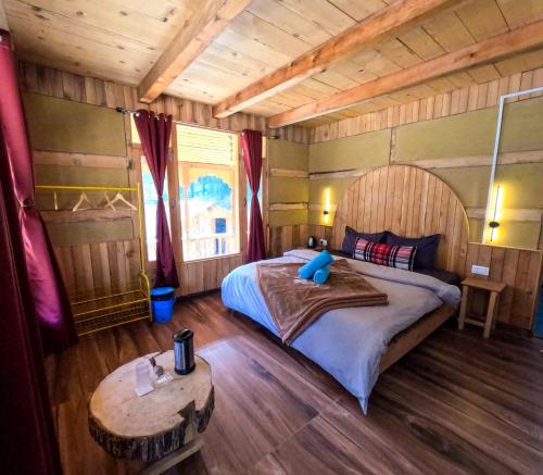 Postel nebo postele na pokoji v ubytování Sifar - Stay & Art Café, Shangarh