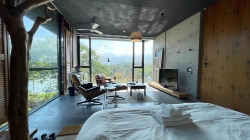 Un dormitorio con una cama y una ventana grande. en 呆宅Just Stay, en Dongshan