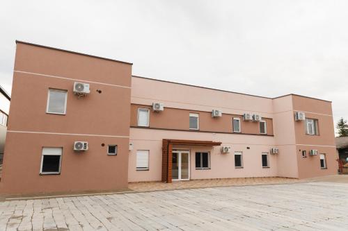 アレクシナツにあるGallus Innのレンガ造りの私道が目の前にある大きな建物