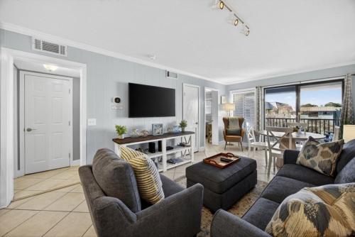 TV a/nebo společenská místnost v ubytování Coco Cabana - Monthly Rates Available! condo