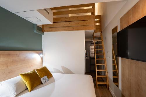 Кровать или кровати в номере Kyriad Montpellier Sud - A709