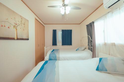 Giường trong phòng chung tại Garden House