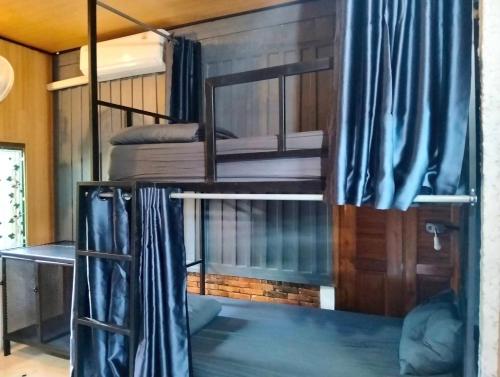 Postel nebo postele na pokoji v ubytování Summer Club2 Hostel and Cafe Aonang