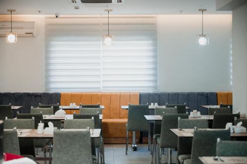 een eetkamer gevuld met tafels en stoelen andermott bij Victoria Hotel in Jeruzalem