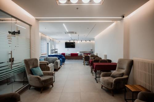 een wachtkamer met stoelen en een wachtkamer bij Victoria Hotel in Jeruzalem