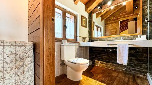 a bathroom with a toilet and a sink at Cal Fontcitrana, casa de montaña in Llivia