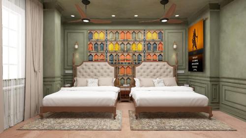 um quarto com duas camas e um vitral em Shri Ram Paying Guest House em Varanasi