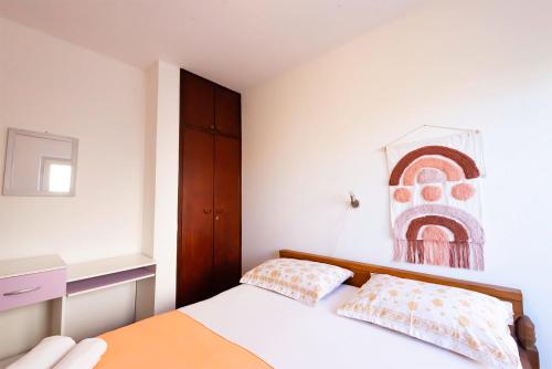 een kleine slaapkamer met een bed en een dressoir bij Apartments Breza in Razvala