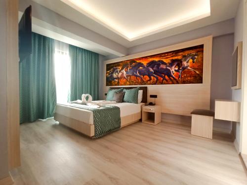 una camera da letto con un letto e un quadro sul muro di Livaneli Boutique Otel a Alanya
