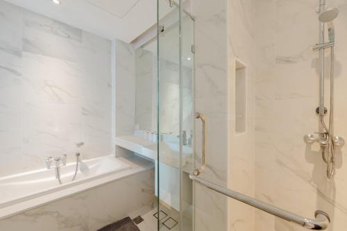 Ένα μπάνιο στο Beachfront Luxury 1R Condo near Marriot Naiyang 50 2