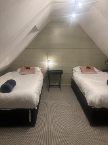 Giường trong phòng chung tại Luxury stay Kings Annexe 5 minutes from Longleat