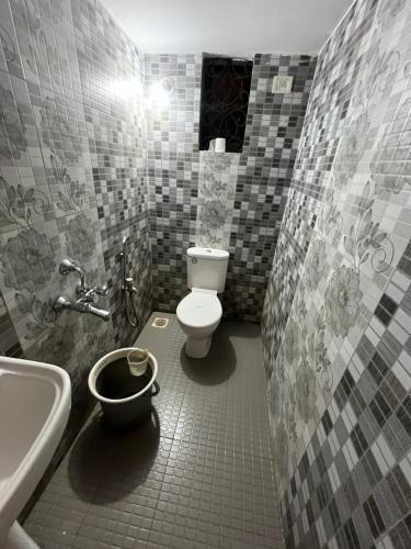 ein Badezimmer mit Toilette, Badewanne und Waschbecken in der Unterkunft The Aura Rooms, Calangute in Calangute
