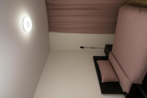 Zimmer mit einem Bett und einer Lampe an der Wand in der Unterkunft Home Away From Home in Schönefeld