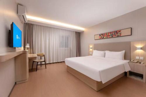 Ένα ή περισσότερα κρεβάτια σε δωμάτιο στο Hanting Hotel Nanjing Jiangning Niu Shoushan