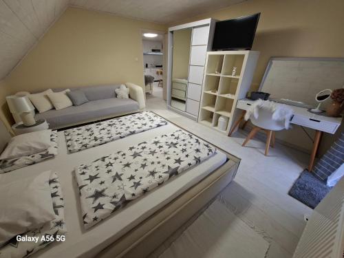 Кровать или кровати в номере Sarkcsillag Vendégház