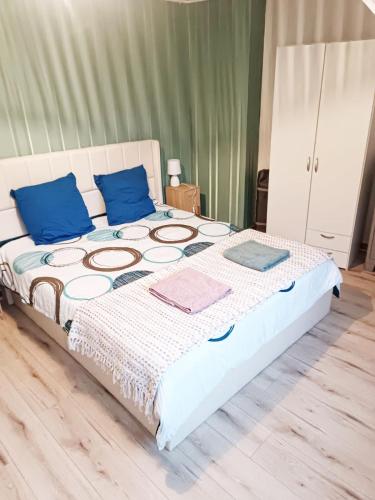 ein Schlafzimmer mit einem großen Bett und blauen Kissen in der Unterkunft Plein cœur du Portel, Cosy à 5 min à pied de la plage in Le Portel