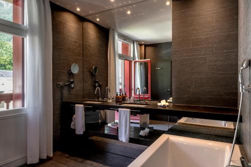 Ванная комната в Hotel Vitznauerhof - Lifestyle Hideaway at Lake Lucerne