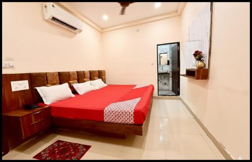 Postel nebo postele na pokoji v ubytování Hotel New Fortune Premium- Mahakal Temple Fully Air Conditioned rooms,wifi And Parking Available, BEST HOTEL IN UJJAIN