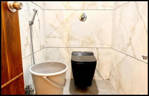 Koupelna v ubytování Hotel New Fortune Premium- Mahakal Temple Fully Air Conditioned rooms,wifi And Parking Available, BEST HOTEL IN UJJAIN