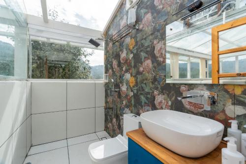 Et badeværelse på SaffronStays Prism Hill - Glass Suite